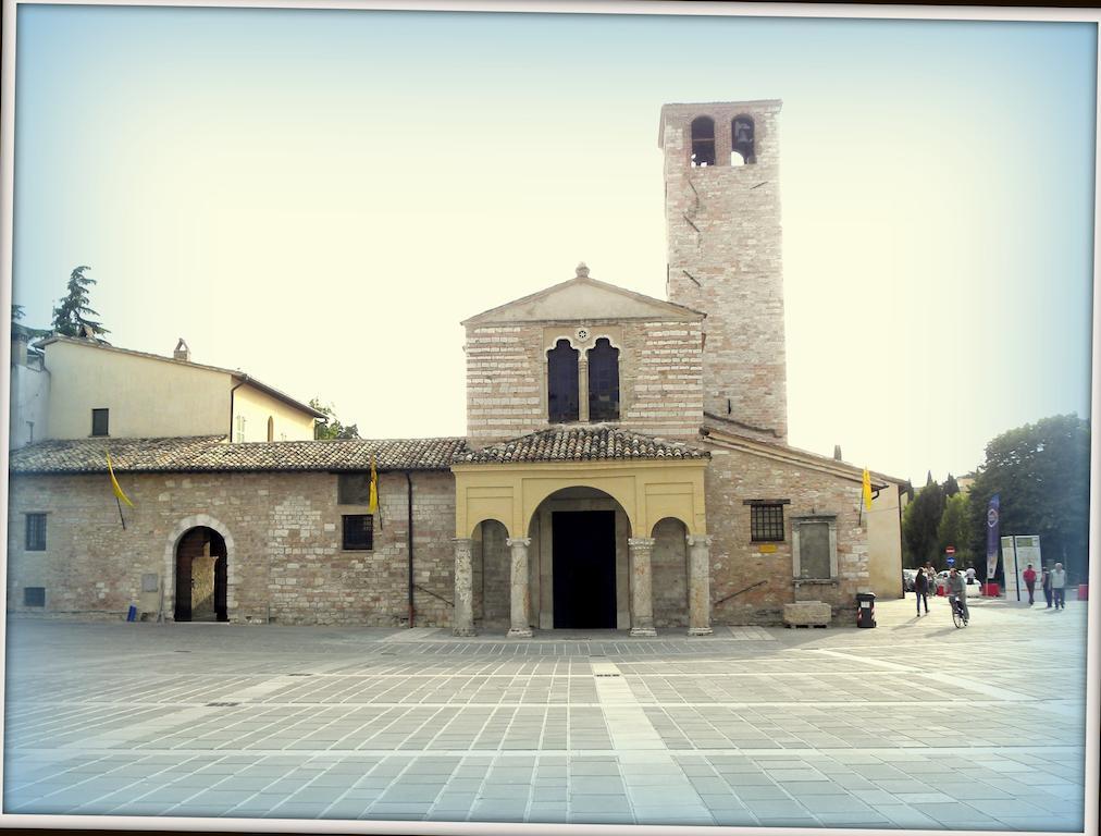 Residenza Mazzini Foligno Exterior foto