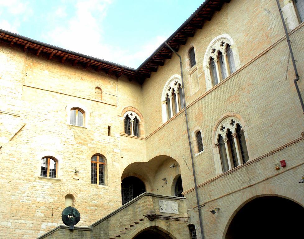 Residenza Mazzini Foligno Exterior foto